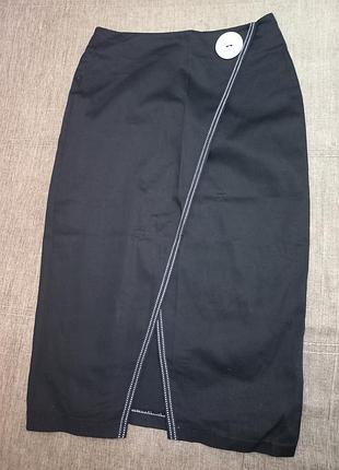 Черная юбка-карандаш миди с запахом и декоративной белой строчкой.