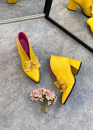 Ботильйони з італійської шкіри з бантиком жовті жіночі