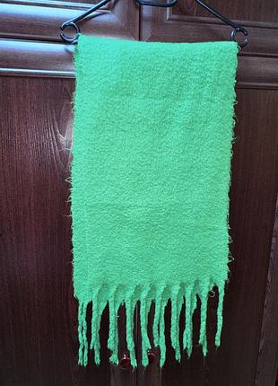 Яскравий зелений шарф з бахромою — м’який та стильний акцент