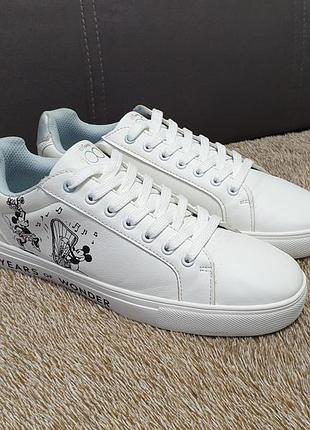 Очень красивые женские кроссовки от топового американского бренда disney