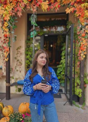 Жіноча вишиванка на запах синя з вишивкою гладдю