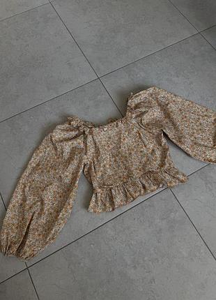 Укороченный топ (кроп-топ) с цветочным принтом с обьемными рукавами