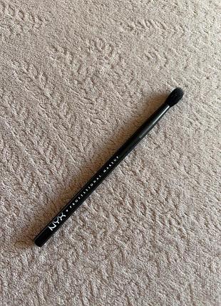 Пензлик для тіней nyx professional makeup pro crease brush 17