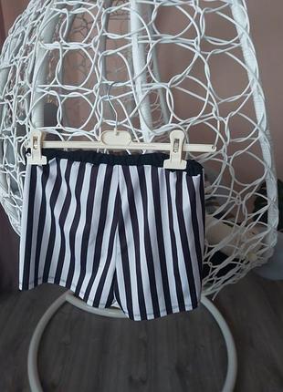 Це чорно-білі шорти в смужку.