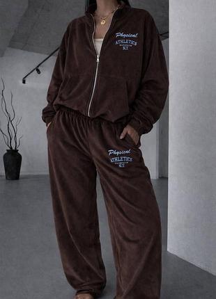 Ніжний жіночий велюровий спортивний костюм вільного крою кофта на блискавці та штани палаццо на резинці з вишивкою у вигляді напису