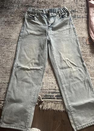 Светлые прямые джинсы с высокой посадкой. имеют удобный пояс на резинке и классический крой, красиво подчеркивающий фигуру. базовая модель, которая легко комбинирует