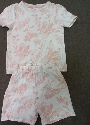 Пижамный комплект из футболки и шорт с цветочным принтом.