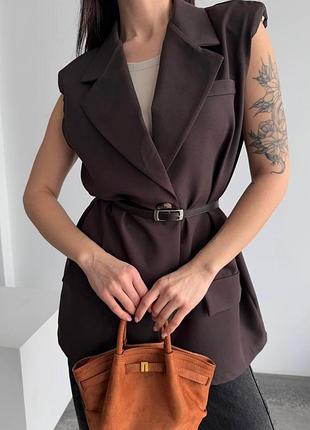 Стильна подовжена жилетка з поясом