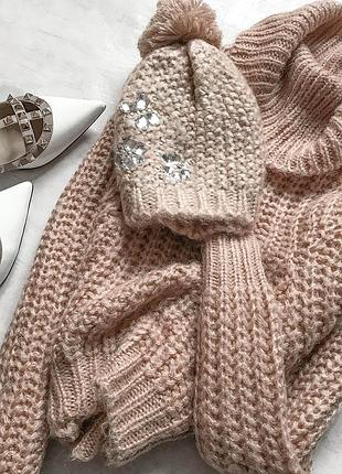 Мила м'ягусна шапуля з бубоном, прикрашена камінням.