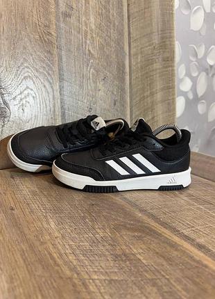 Кросівки adidas  35/22,5см