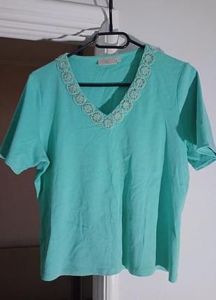 Футболка з декором