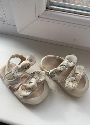 Босоніжки дитячі 2