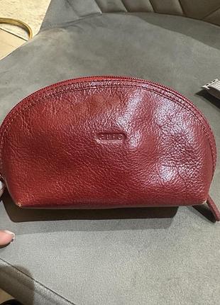 Жіноча червона шкіряна косметичка  gufo італія