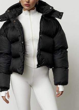 Пуховик чорний вкорочений