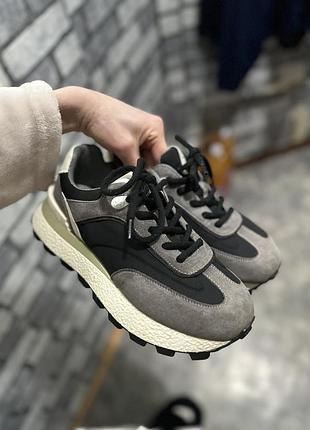 Жіночі кросівки