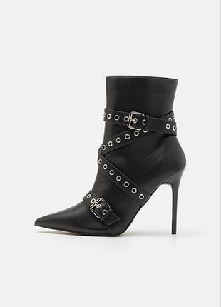 Нові шикарні ботильони even odd 42 43 р (є на ногу від від 27 до 28.5см )каблук 11 , дуже стильні стріпи