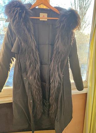 Женская зимняя парка, с капюшоном.