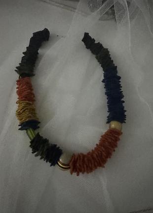 Шерстяне намисто с додаванням кольорових елементів