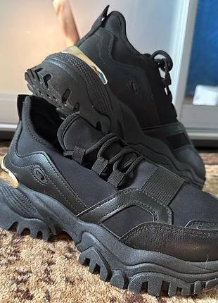 Жіночі чорні кросівки 38р