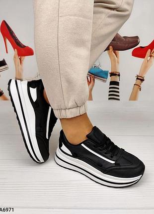 Кросівки жіночі