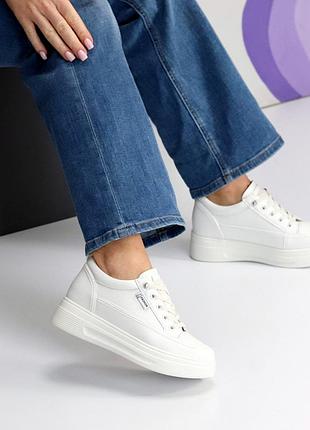 Белые кожаные кроссовки крипперы на платформе