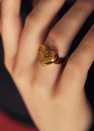 Золотиста каблучка у формі об'ємного серця