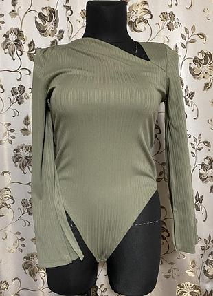 Жіноче боді з асиметричним вирізом та розрізами на рукавах