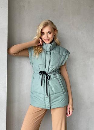 Розпродаж 🏷 демісезонна подовжена стьобана утеплена жилетка жилет з кишенями приталена на кулісці з високим воротом