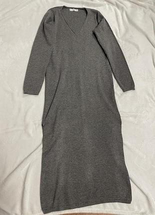 Сукня з v-подібним вирізом та розрізами по боках