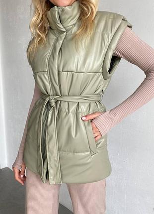 Распродажа 🏷 демисезонная кожаная утепленная удлиненная стеганая жилетка жилет с карманами приталенная под пояс с высоким воротом