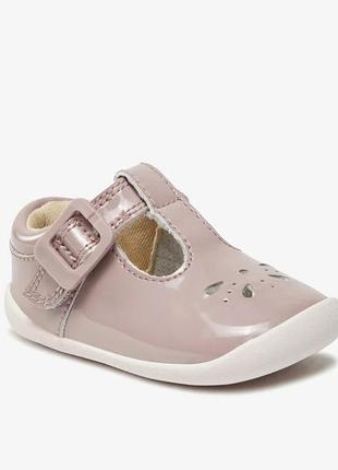 Сандали из лаковой кожи на липучке