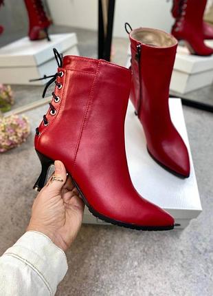 Червоні шкіряні ботильони на шпильці середньої висоти з декором шнуровкою