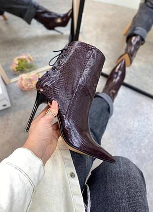 Бордові ботильони з натуральної лакової шкіри з тисненням колір на вибір