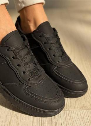 Розпродаж,чудові практичні зручні чорні кросівки в наявності