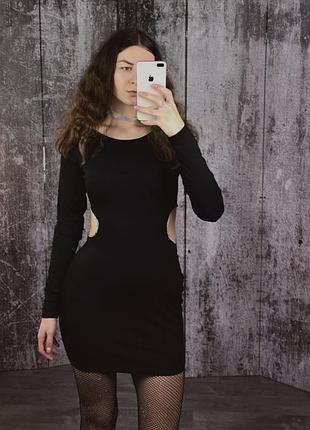 Трикотажна чорна сукня міні з вирізом m-l