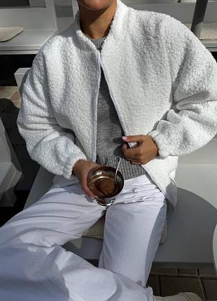 Стильна жіноча куртка бомбер оверсайз крою на блискавці з кишенями без підкладки