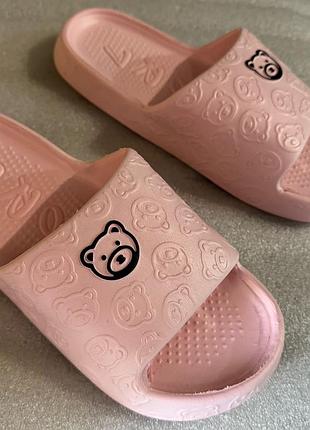 Шльопанці легкі та зручні