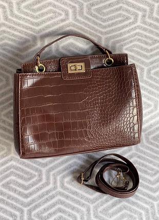 Коричнева сумка в наявності