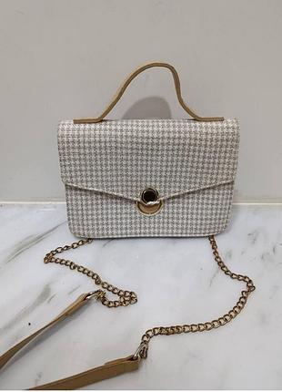 Женская брендовая сумочка, хорошо держить форму, есть небольшой нюанс