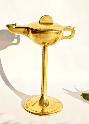 Тажная масляная лампа, выполненная искусными литейными делами из латуни.