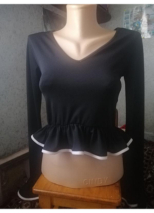 Кроп-топ черного цвета с длинным рукавом.