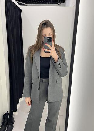 Класичний костюм темно сірого кольору