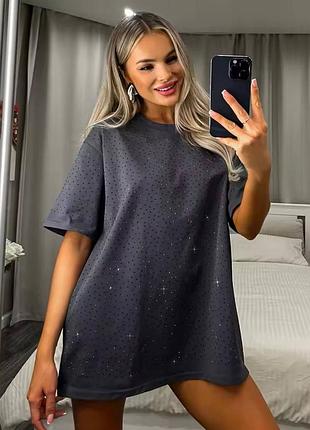 Стильная футболка из камешков