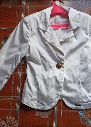 Белый приталенный пиджак/жакет/блейзер для девочки parrot