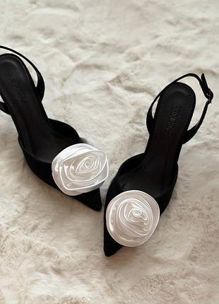 Жіночі чорні туфлі з квітами