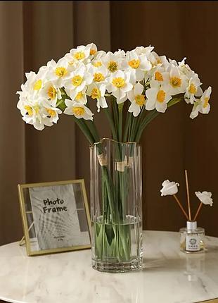 Искусственный букет белых нарциссов с желтой сердцевиной.
