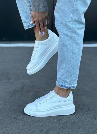 Кросівки жіночі