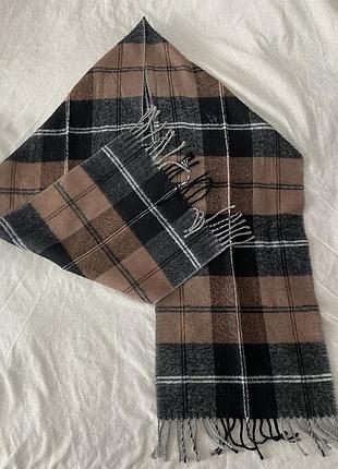 Шарф у клітинку з бахромою на кінцях