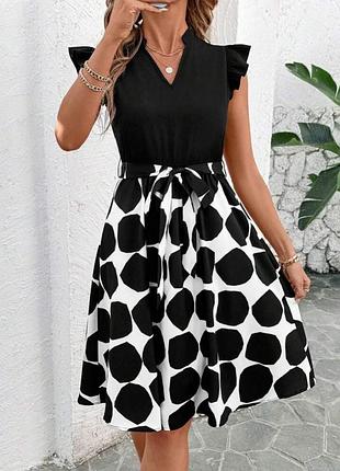 Красивое нарядное красивое черно-белое платье платья платье с поясом