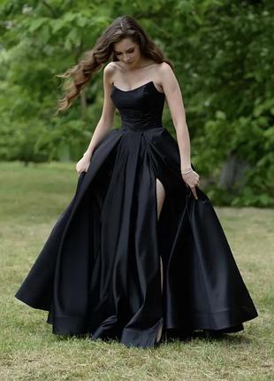 Продаю розкішну випускну сукню. одягала лише один раз. в ідеальному стані, розмір: s.  гарно підкреслює фігуру. купувала за 17 тис. віддам за 10 тис.